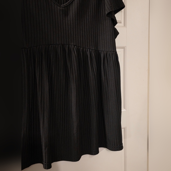 Short Sleeved Blouse With V Neck - Picture 4 of 6